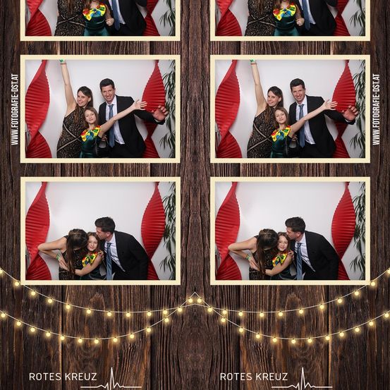 Eine Collage aus vier Fotos einer vierköpfigen Familie in formeller Kleidung, die für einen Fotoautomaten posiert. Jedes Foto ist vor einem roten und weißen Hintergrund mit dekorativen Elementen angeordnet.