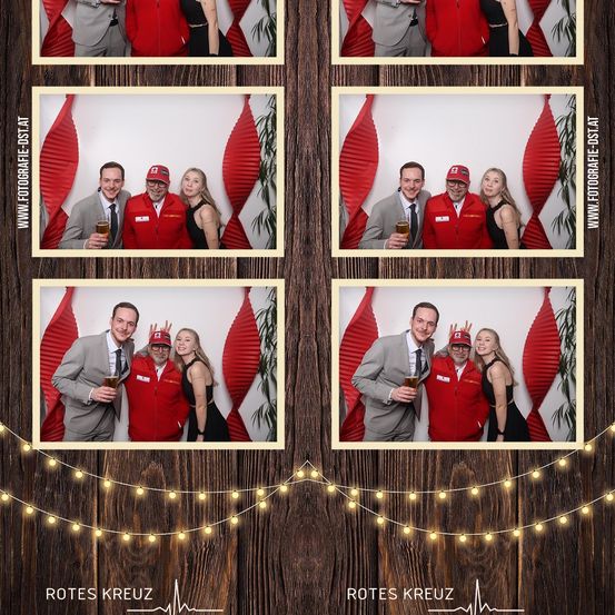 Eine Collage aus sechs Fotobox-Bildern zeigt drei Männer und zwei Frauen in Rot, die vor einem rot gemusterten Hintergrund posieren. Sie lächeln und halten Getränke in den Händen. Der Hintergrund besteht aus roten Papierwellen und einer Website-URL. Unten in der Collage steht 'ROTES KREUZ'.
