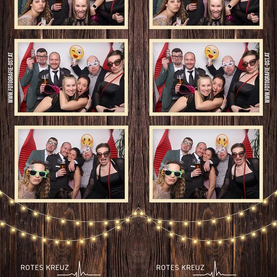 Eine Collage verschiedener Gruppen von Menschen, die für eine Fotokabine gekleidet in Partykleidung posieren. Jedes Foto hat einen anderen Hintergrund mit Emojis und Lichtern. Die Website-Adresse www.fotografeie-djs.at ist an den Ecken der Fotos sichtbar.