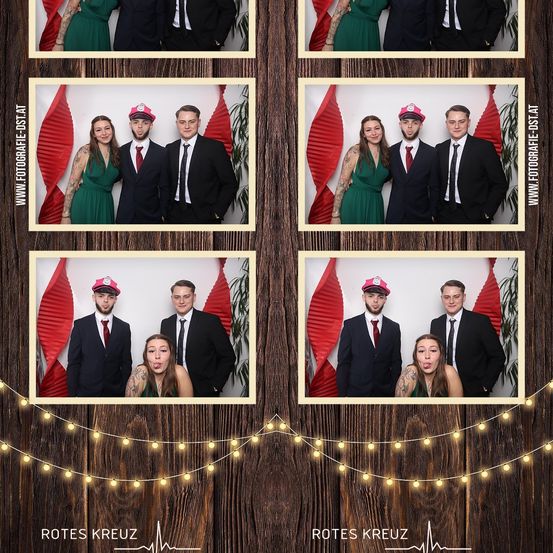 Eine Collage von Fotos zeigt mehrere Menschen in formeller Kleidung, zwei Männer und zwei Frauen, die vor einem roten Hintergrund posieren. Es gibt Wasserzeichen oben und unten im Bild.