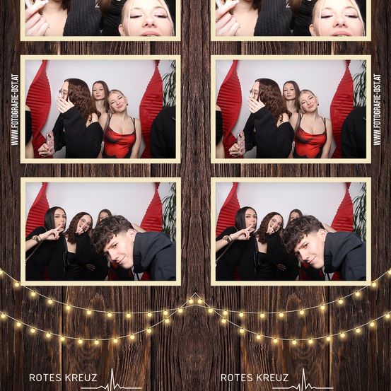 Eine Collage von Fotos mit jungen Frauen und Männern, die vor einem roten Hintergrund posieren. Sie lächeln und lachen, und einige machen Gesten. Es gibt Weihnachtslichter um die Collage herum.