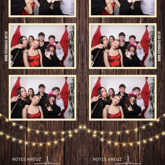 Vier Collage-Fotos von Gruppen von Menschen in passenden Outfits, die für die Kamera mit einem roten und weißen Hintergrund posieren. Die Fotos haben Lichterketten darunter. Der Wasserzeichen liest 'www.fotografie-ds.at' und 'Rotes Kreuz'.