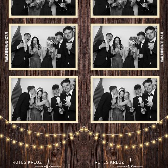 Schwarz-Weiß-Fotos von Menschen in formeller Kleidung, wahrscheinlich bei einem Abschlussball, die mit Gläsern anstoßen und lächeln. Die Bilder sind in einer Collage mit einem hölzernen Hintergrund und Lichterketten angeordnet.