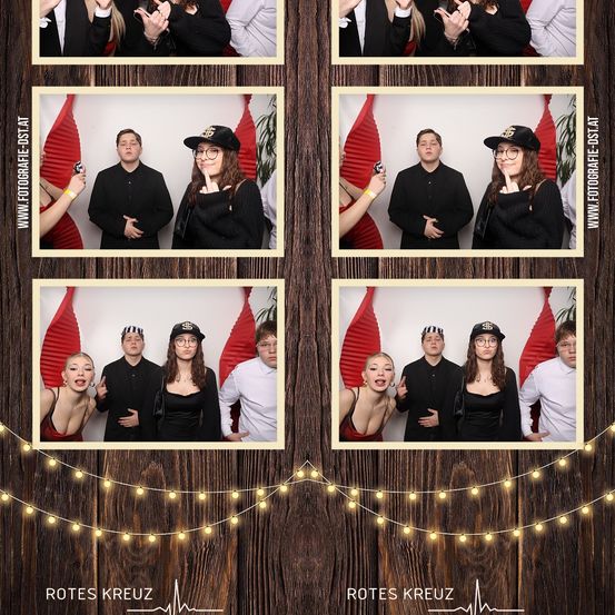 Eine Fotobox-Collage mit Menschen in festlicher Kleidung. Zwei Personen tragen schwarze Outfits und posieren einzeln. Vier andere posieren in einer Gruppe mit roten Requisiten.