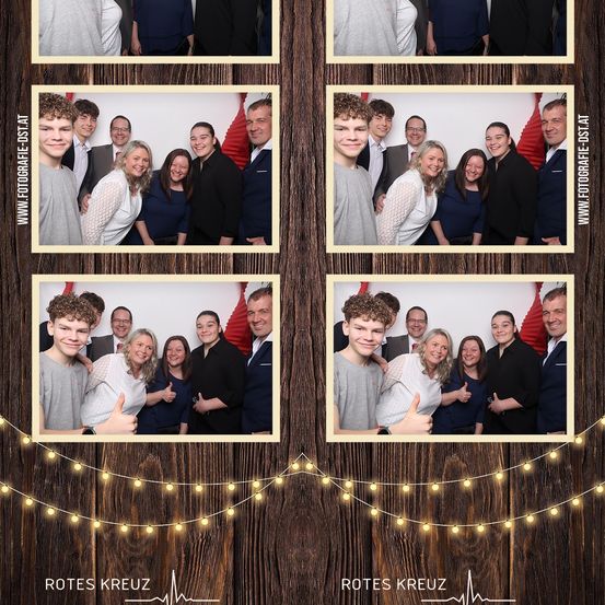 Vier Collagen einer Familien-Fotobox-Session mit hölzerne Hintergrund und Lichterkette. Jede Collage zeigt eine Gruppe von Menschen in formeller Kleidung, die für die Kamera posieren.