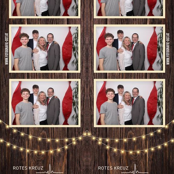 Eine Collage aus sechs Fotos zeigt eine vierköpfige Familie, bestehend aus zwei älteren Männern und zwei jüngeren Jungen, die lächelnd vor einem roten Hintergrund posieren. Die Familie ist in formeller Kleidung gekleidet, wobei die beiden Männer Anzüge und Krawatten tragen. Die Fotos sind in einem Rastermuster mit einem dekorativen Holzhintergrund und Lichterketten angeordnet.