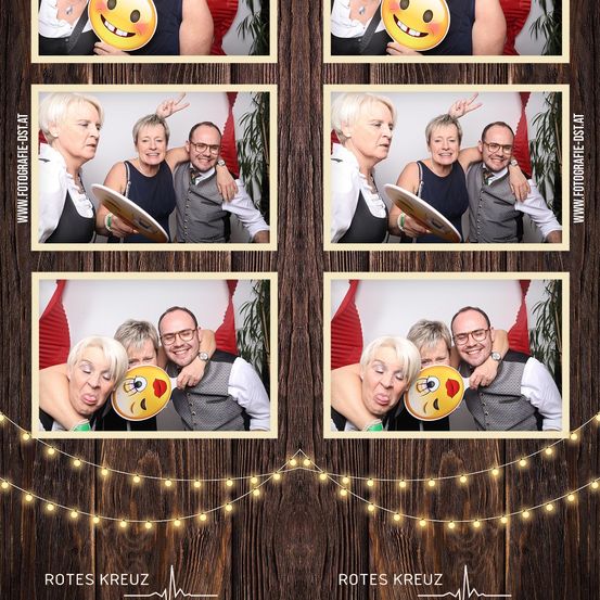 Eine Collage von Fotos zeigt Gruppen lächelnder Erwachsene in einem Fotoautomaten, jeder mit einem gelben Smiley auf dem Kopf, vor einem hölzernen Hintergrund.