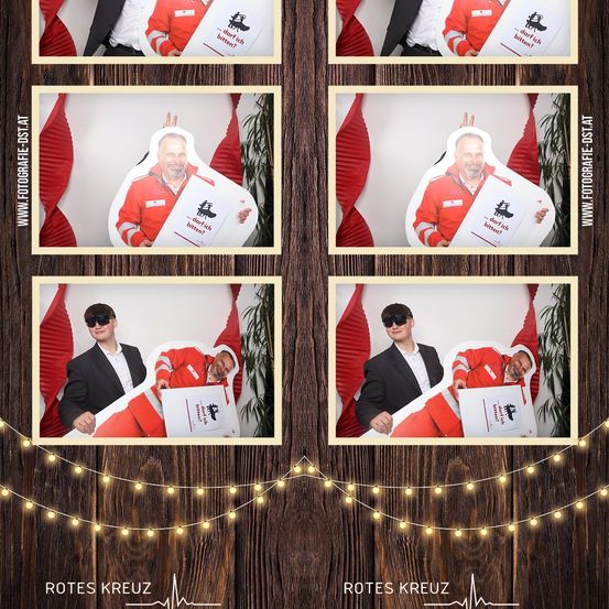 Das Bild zeigt eine Collage aus sechs Fotobox-Bildern. Jedes Foto zeigt eine Person in einem Weihnachtsmannkostüm, die ein Schild mit der Aufschrift 'Darf ich bitten?' in einer humorvollen Weise hält. Der Hintergrund ist festlich mit roten und weißen Dekorationen.