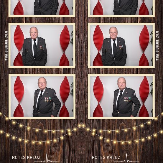 Eine Bildcollage zeigt einen älteren Mann in Uniform vor einem Hintergrund aus roten Spiralen und Lichtern. Der Fotokabinen-Aufenthaltsort enthält die Website-URL 'WWW.FOTOGRAFIE-DST.AT' an den oberen und unteren Kanten.