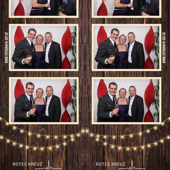 Eine Collage von Fotokabinen-Bildern zeigt vier Personen in formeller Kleidung mit Weingläsern vor einem Hintergrund aus roten Papierlaternen und einem Holzuntergrund. Jedes Bild hat einen Wasserzeichen von 'www.fotografie-ds.at'.
