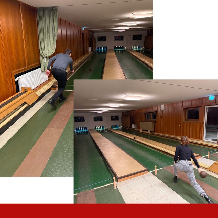 Eine Collage aus zwei Bildern von Menschen, die in einer Bowlingbahn Bowling spielen. Ein Bild zeigt einen Mann beim Bowling, das andere eine Frau beim Bowling.