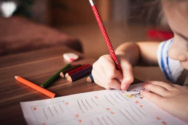 Bild enthält, Person, Writing, Child, Female, Girl