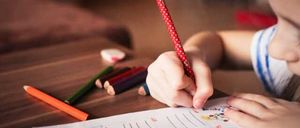 Bild enthält, Person, Writing, Child, Female, Girl