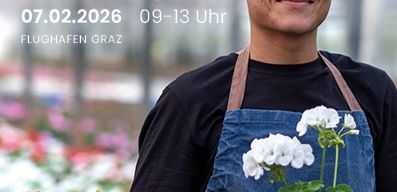 Ein Mann in einer Jeansschürze lächelt und hält eine Topfpflanze bei einer zukünftigen Bildungs- und Berufsmesse am Flughafen Graz am 06. und 07. Februar 2026.