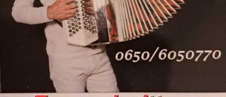 Ein Mann in einem weißen Shirt hält ein Akkordeon, mit einer Telefonnummer darunter. Der Text darüber lautet 'Tanznachmittag' und 'Donnerstag 20.8.2026 Ab 15.Uhr'.