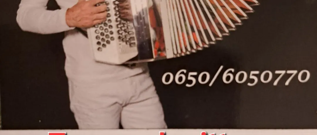Ein Mann in einem weißen Shirt hält ein Akkordeon, mit einer Telefonnummer darunter. Der Text darüber lautet 'Tanznachmittag' und 'Donnerstag 20.8.2026 Ab 15.Uhr'.