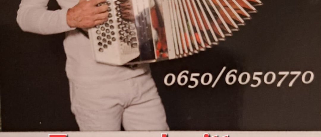 Ein Mann in einem weißen Shirt hält ein Akkordeon, mit einer Telefonnummer darunter. Der Text darüber lautet 'Tanznachmittag' und 'Donnerstag 20.8.2026 Ab 15.Uhr'.