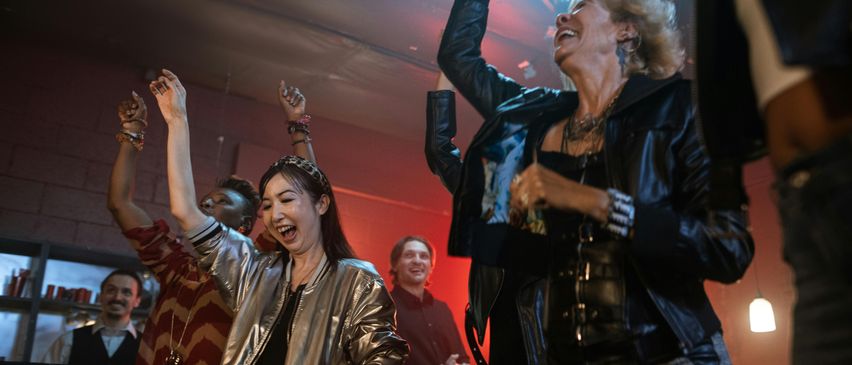 Bild enthält, Coat, Jacket, Adult, Female, Person, Woman, Male, Man, Urban, Head