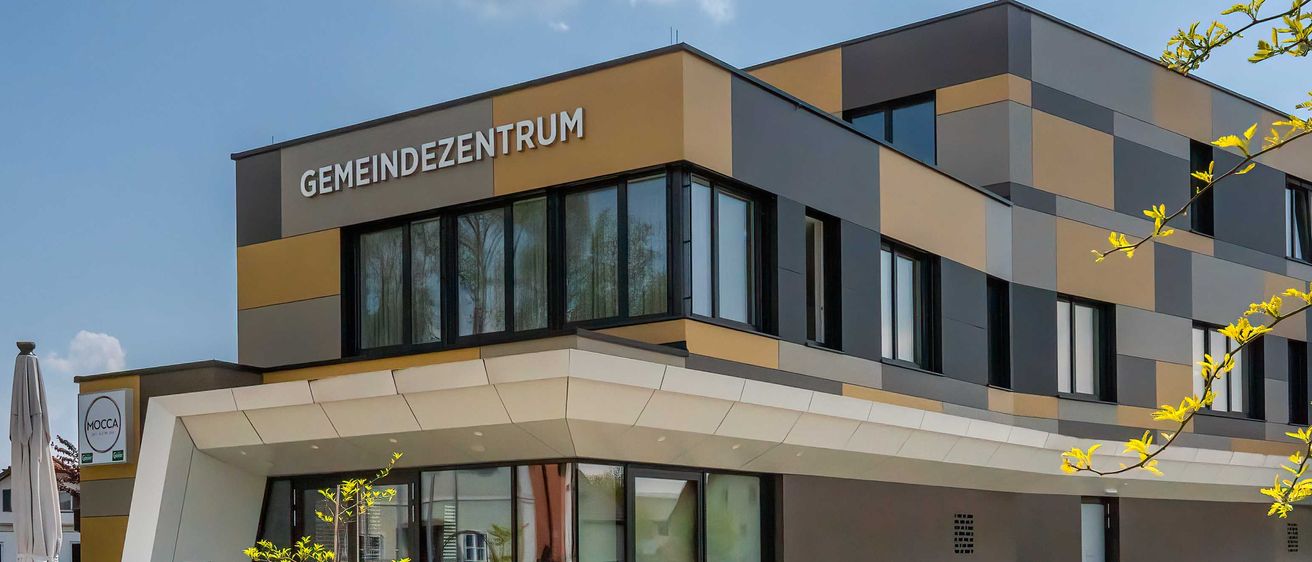 Bild enthält, Office Building, Plant, City, Car, Housing, Villa, Person, Desk, Urban
