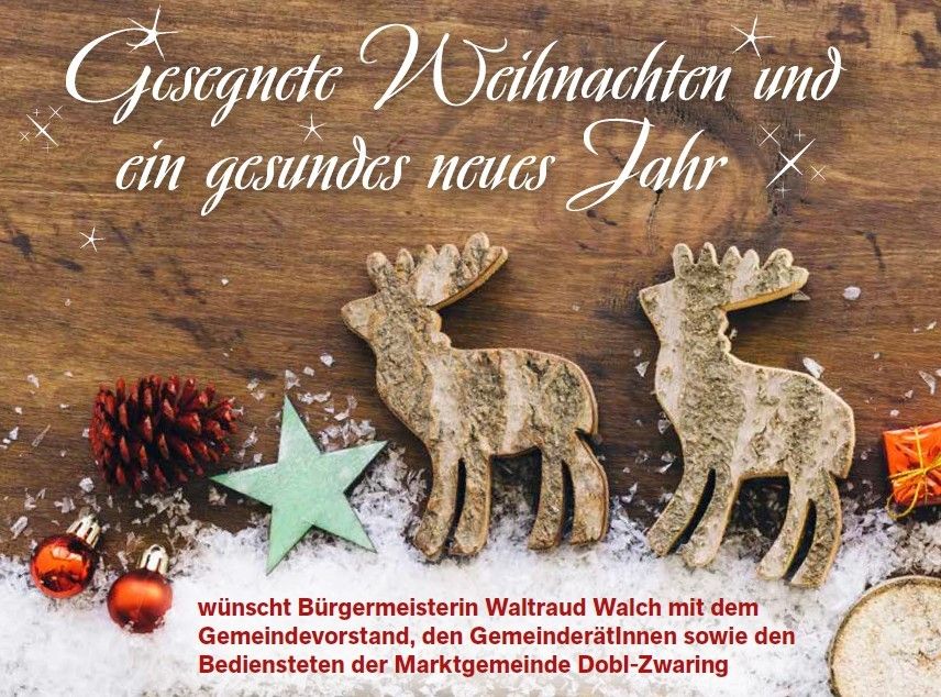 Eine Weihnachtskarte mit einem hölzernen Hintergrund, der einen Stern, einen Tannenzapfen und Rehfiguren zeigt. Eine Nachricht auf Deutsch lautet 'Gesegnete Weihnachten und ein gesundes neues Jahr.' Die Karte ist unterzeichnet vom Bürgermeister und dem Gemeindevorstand der Marktgemeinde Dobl-Zwaring.