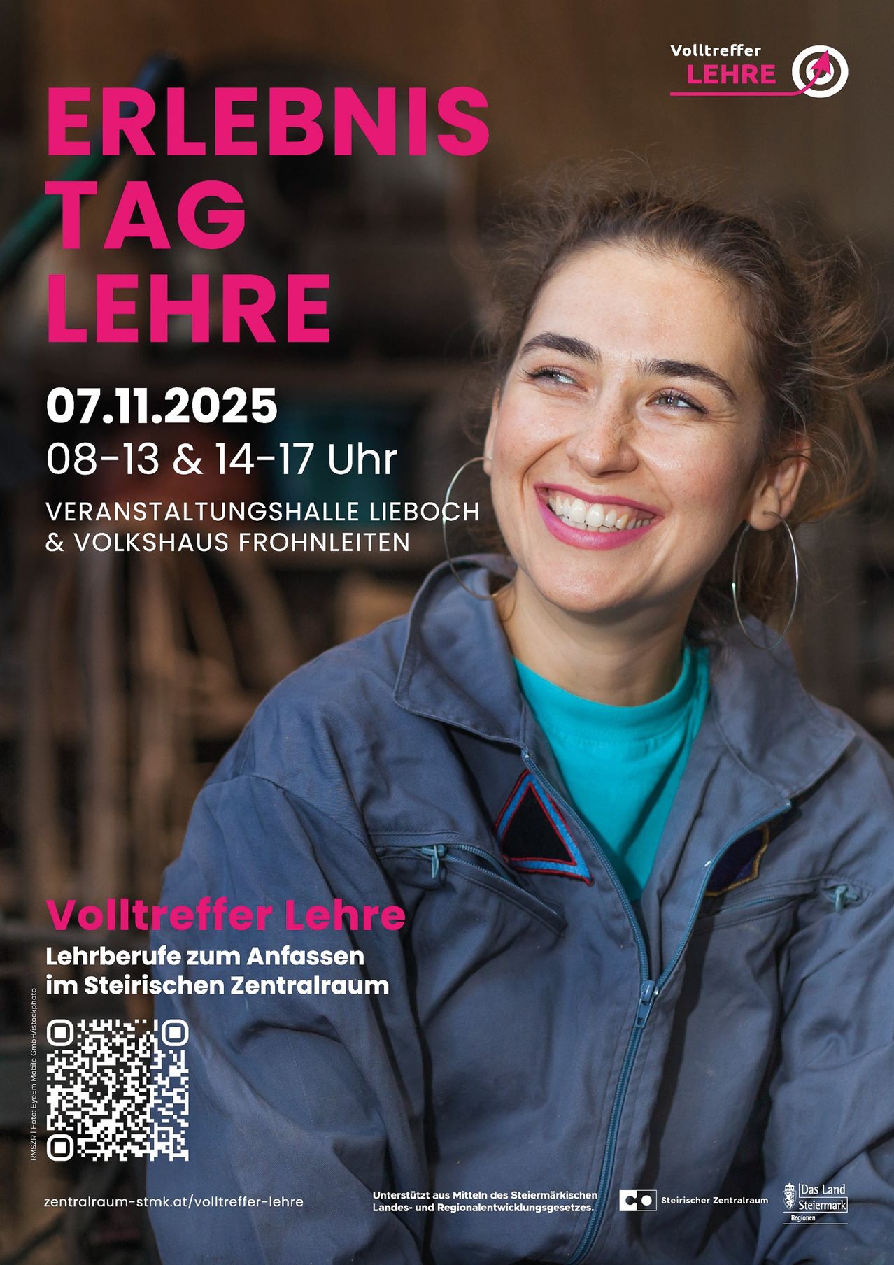 Poster mit einer lächelnden Frau in einer blauen Jacke, die ein ganztägiges Lehrevent am 7. November 2025 in der Veranstaltungshalle Lieboch und im Volkshaus Frohnleiten ankündigt. Der Text 'Tag Lehre' ist in Pink und die Zeiten 08-13 und 14-17 hervorgehoben. Ein QR-Code ist sichtbar.