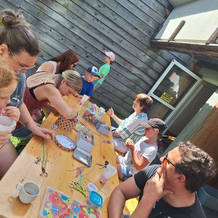 Bild enthält, Table, Dining Table, People, Person, Dining Room, Portrait, Adult, Male, Man, Child