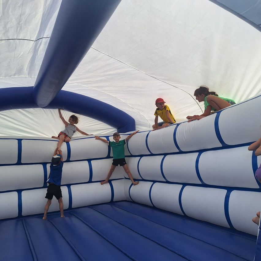 Bild enthält, Shelter, Inflatable, Shorts, Boy, Child, Male, Person, Female, Girl, Lifejacket