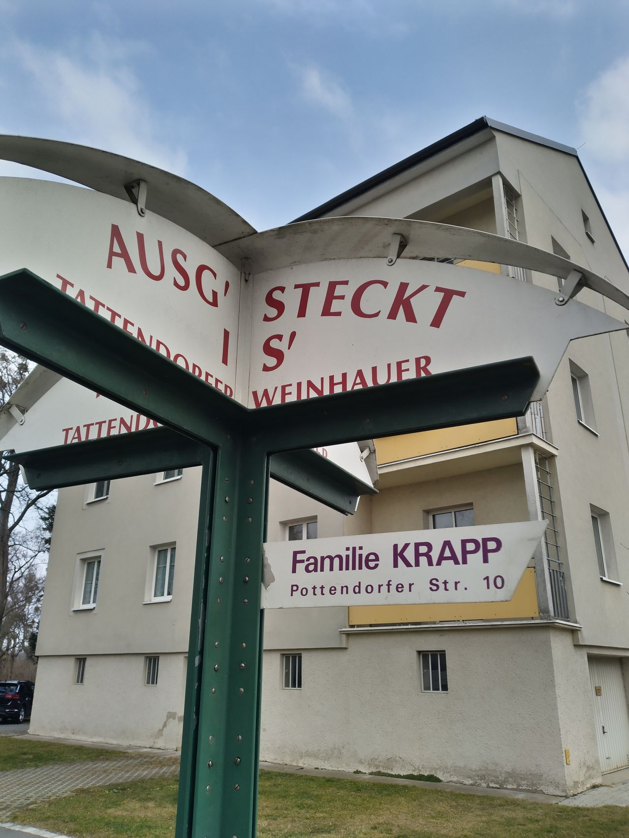 Bild enthält, Architecture, Building, Sign, Symbol, Outdoors, Shelter, Hotel, Car, Road Sign, Wheel