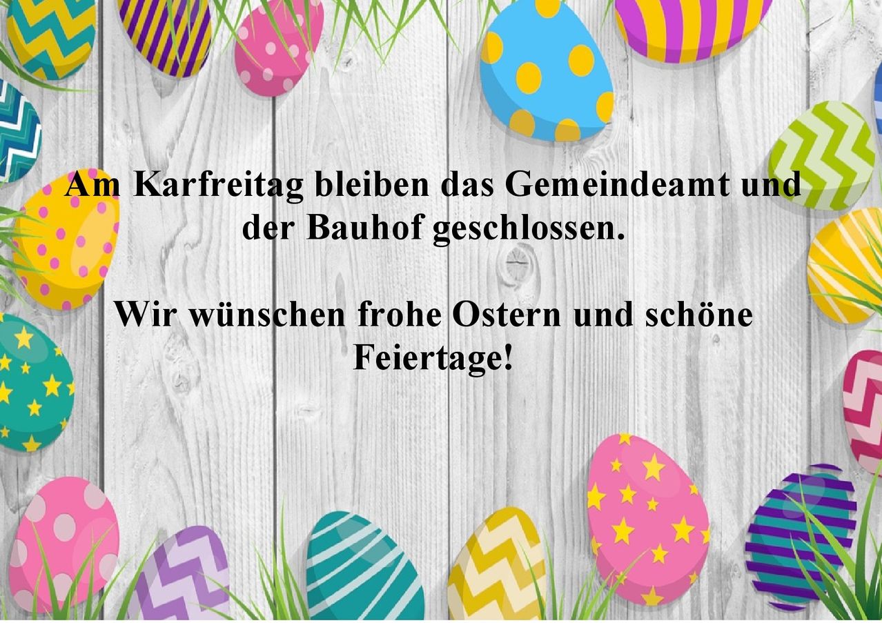 Ein Poster mit Ostereiern auf einem hölzernen Hintergrund. Der Text in Deutsch lautet: 'Am Ostern bleibt das Gemeindeamt geschlossen. Wir wünschen frohe Ostern und schöne Feiertage!'