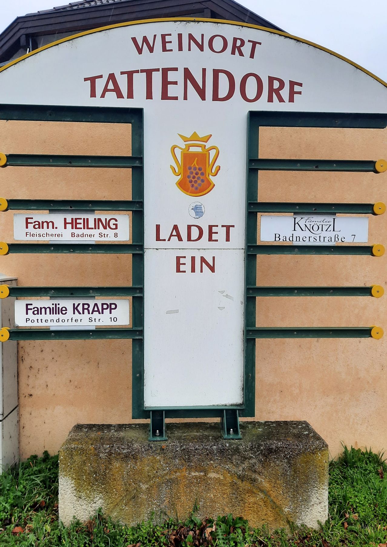 Bild enthält, Architecture, Building, Outdoors, Shelter, Monastery, Grass, Plant, Sign, Symbol, Zoo