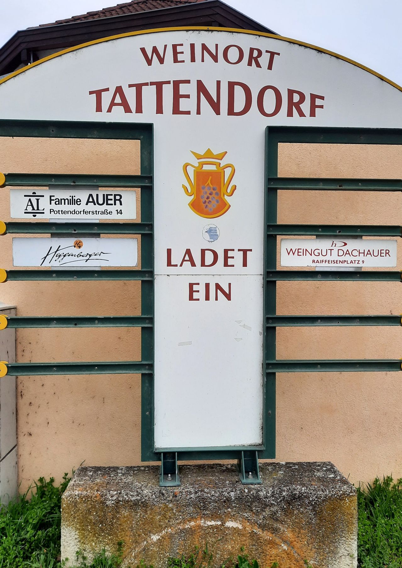 Bild enthält, Architecture, Building, Outdoors, Shelter, Monastery, Sign, Symbol, Grass, Wall, Factory