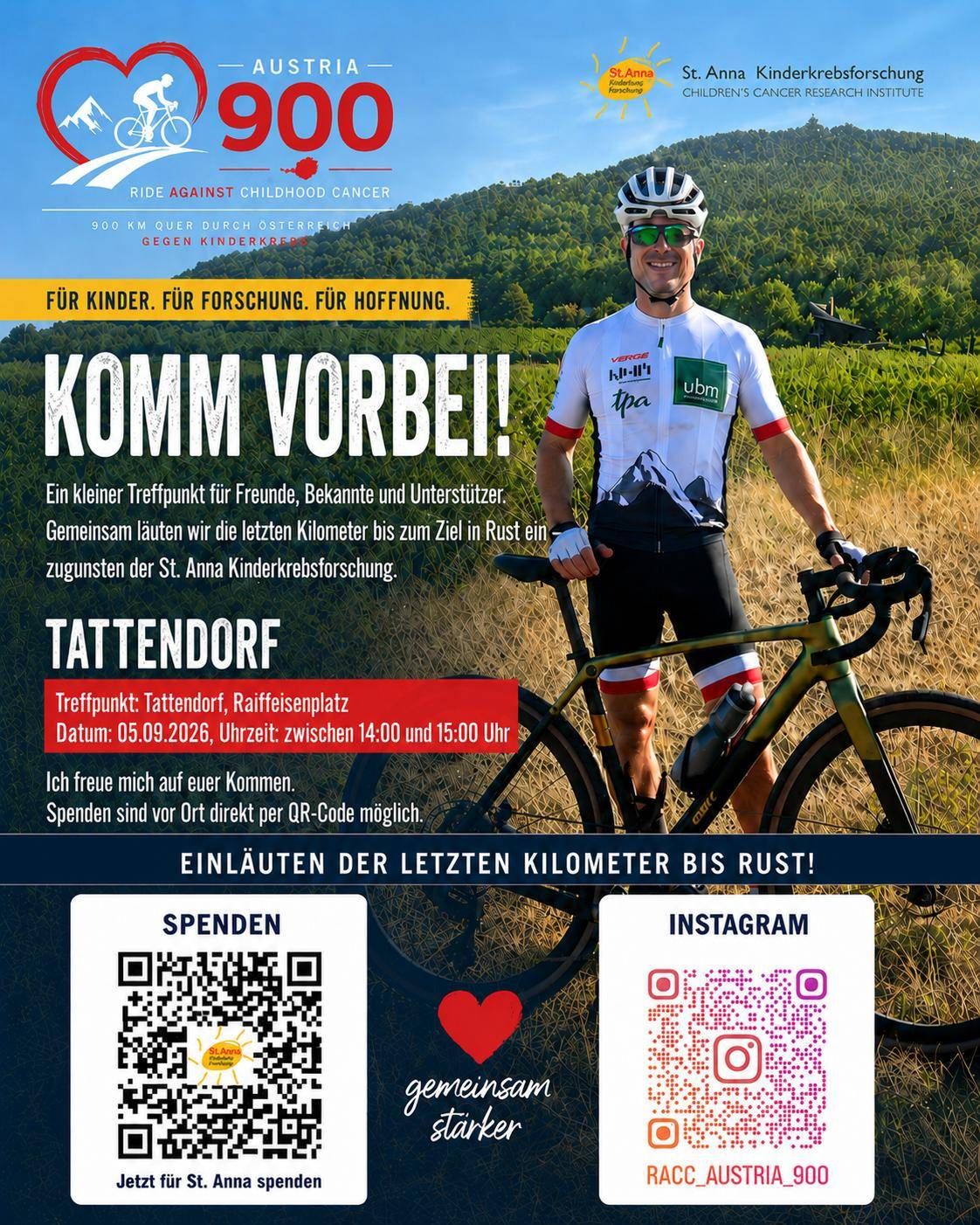 Ein Mann in einem Fahrradtrikot steht mit seinem Fahrrad auf einem Feld. Das Plakat hinter ihm bewirbt eine Wohltätigkeitsradfahrt gegen Kinderkrebs. Die Veranstaltung ist für den 5. September 2026 in Tattendorf geplant.