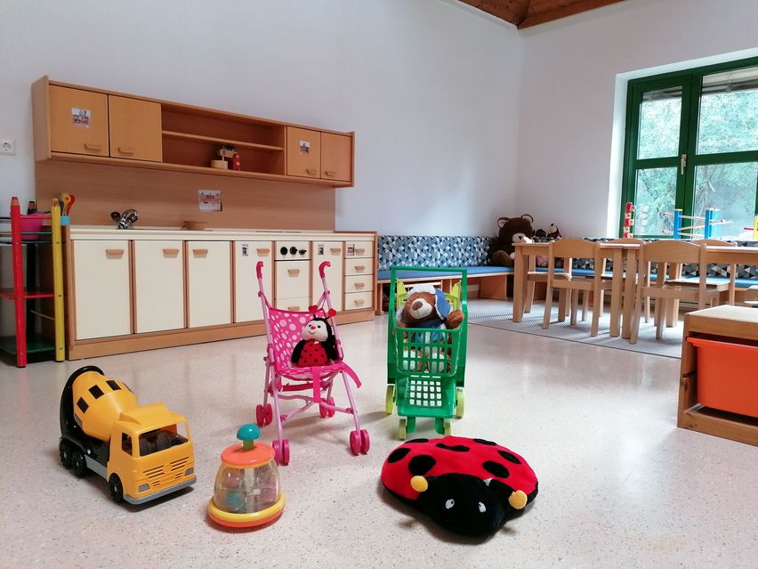 Bild enthält, Floor, Flooring, Toy, Indoors, Interior Design, Play Area, Furniture, Kindergarten, Rug, Person