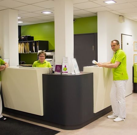 Bild enthält, Table, Reception, Desk, Adult, Female, Person, Woman, Indoors, Male, Man