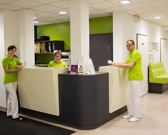 Bild enthält, Table, Reception, Desk, Adult, Female, Person, Woman, Indoors, Male, Man