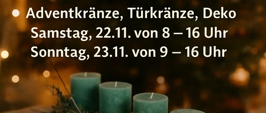 Werbung für Blumen Draxler in St. Veit/Vogaau. Es bietet Adventskränze, Türkränze und Dekorationsartikel an. Geöffnet am Samstag, 22. November, von 8-16 Uhr und Sonntag, 23. November, von 9-16 Uhr. Grüne Kerzen und Tannenzapfen schmücken die Anzeige.