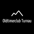 Ein Logo für Oldtimerclub Turnau, das einen stilisierten Berggipfel mit einer wellenförmigen Linie darüber zeigt, vor schwarzem Hintergrund.