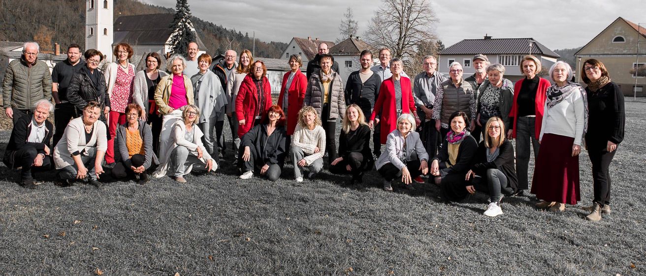 Bild enthält, People, Person, College, Groupshot, Adult, Female, Woman, Shelter, Shoe, Coat