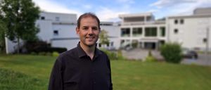 Christof Abbrederis steht vor dem Bildungshaus Batschuns