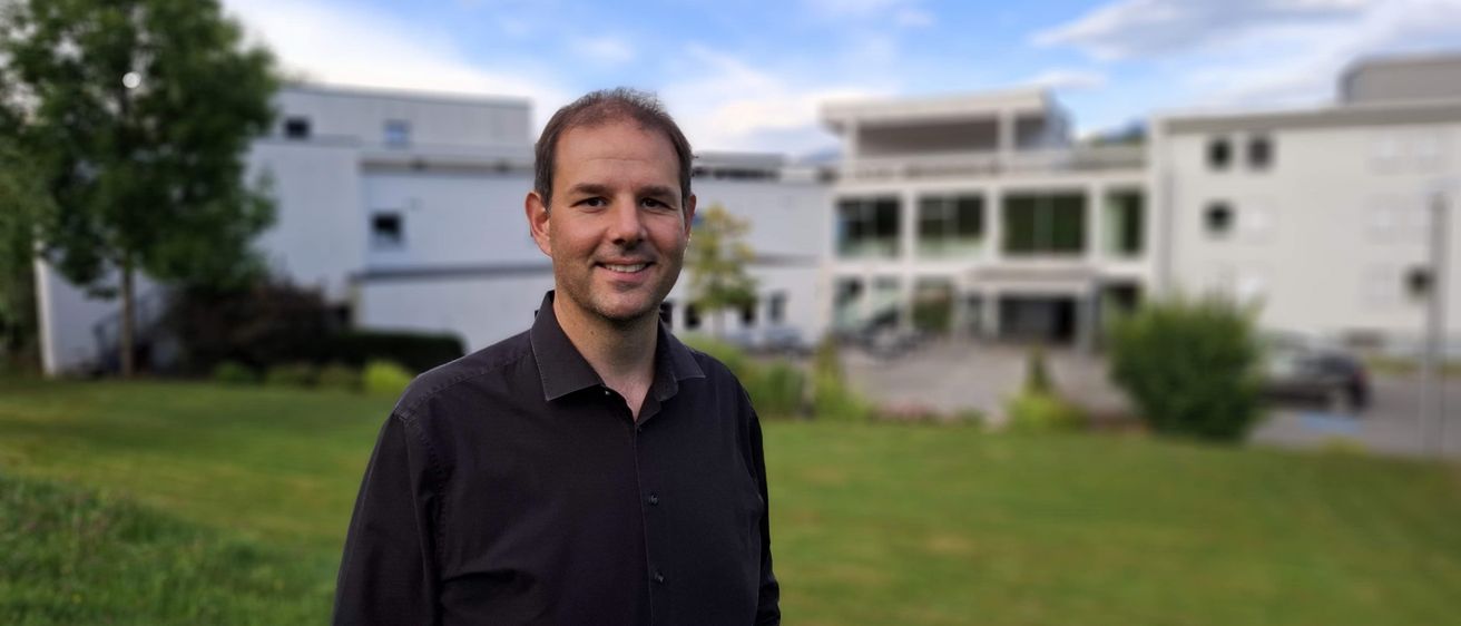Christof Abbrederis steht vor dem Bildungshaus Batschuns
