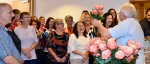 Bild enthält, Flower, Flower Arrangement, Flower Bouquet, Adult, Female, Person, Woman, Male, Man, Rose