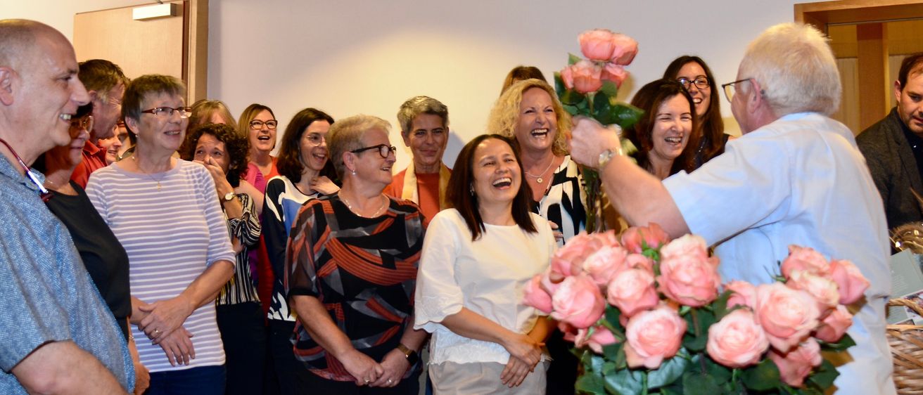 Bild enthält, Flower, Flower Arrangement, Flower Bouquet, Adult, Female, Person, Woman, Male, Man, Rose