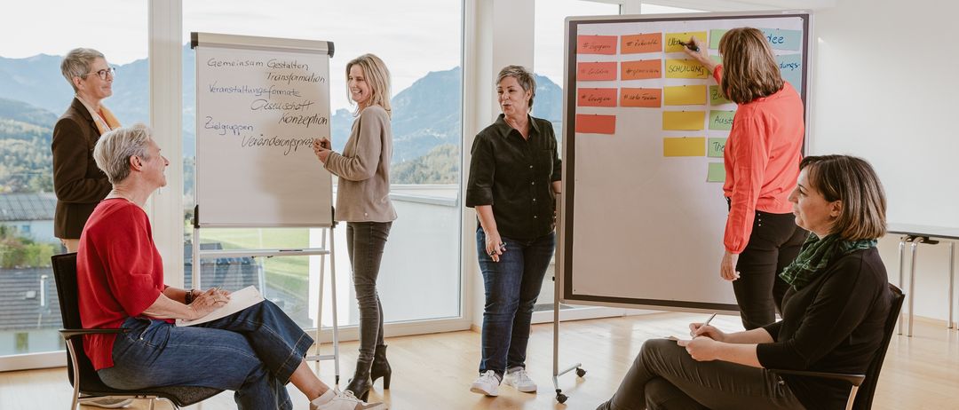 Bild enthält, Jeans, Person, Adult, Male, Man, Female, Woman, Shoe, White Board, Glasses