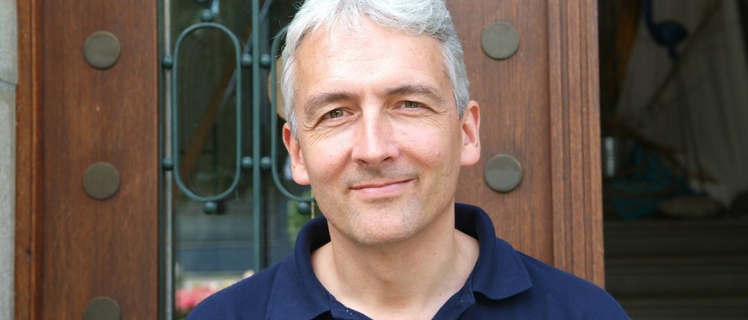 Bild enthält, Wood, Face, Head, Person, Smile, Portrait, Adult, Male, Man, Neck