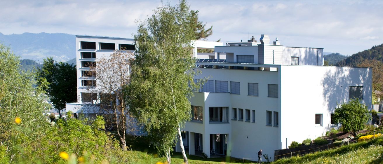 Bild enthält, Grass, Building, Office Building, Person, Lawn, Outdoors, Field, Grassland, Nature, Meadow