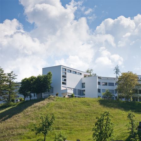 Bild enthält, Grass, Nature, Outdoors, Sky, Building, Lawn, Office Building, Slope, Tree, City