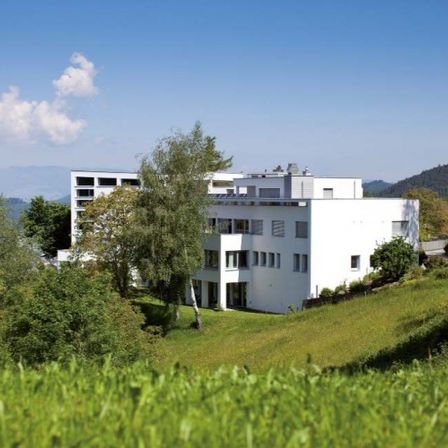 Bild enthält, Architecture, Building, House, Housing, Villa, Grass, Plant, Outdoors, Manor