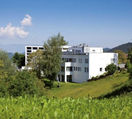 Bild enthält, Architecture, Building, House, Housing, Villa, Grass, Plant, Outdoors, Manor