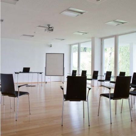 Bild enthält, Indoors, Chair, Furniture, Interior Design, Office, Meeting Room, Room, Floor, White Board