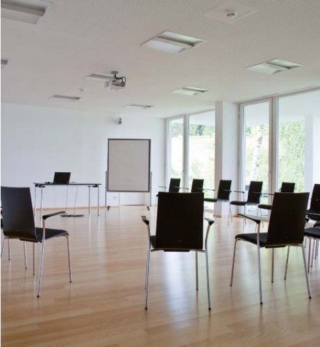 Bild enthält, Indoors, Chair, Furniture, Interior Design, Office, Meeting Room, Room, Floor, White Board